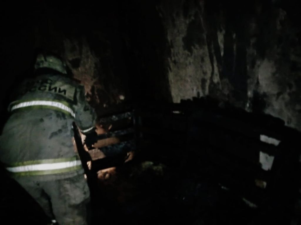 На месте работала следственно-оперативная группа из числа сотрудников МВД, следственного комитета, отдела надзорной деятельности. Фото: Дмитрий Юхименко 