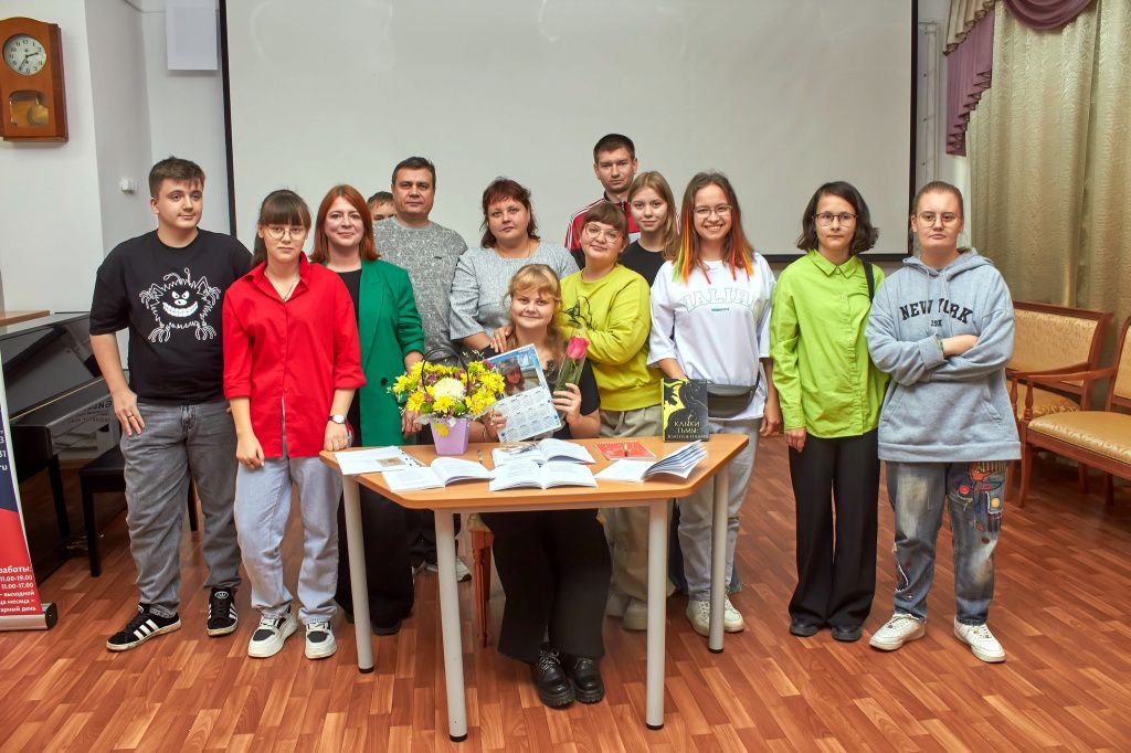 Участники творческой встречи с Еленой Богородской в библиотеке. Фото: Вадим Аминов, «Вечерний Краснотурьинск»