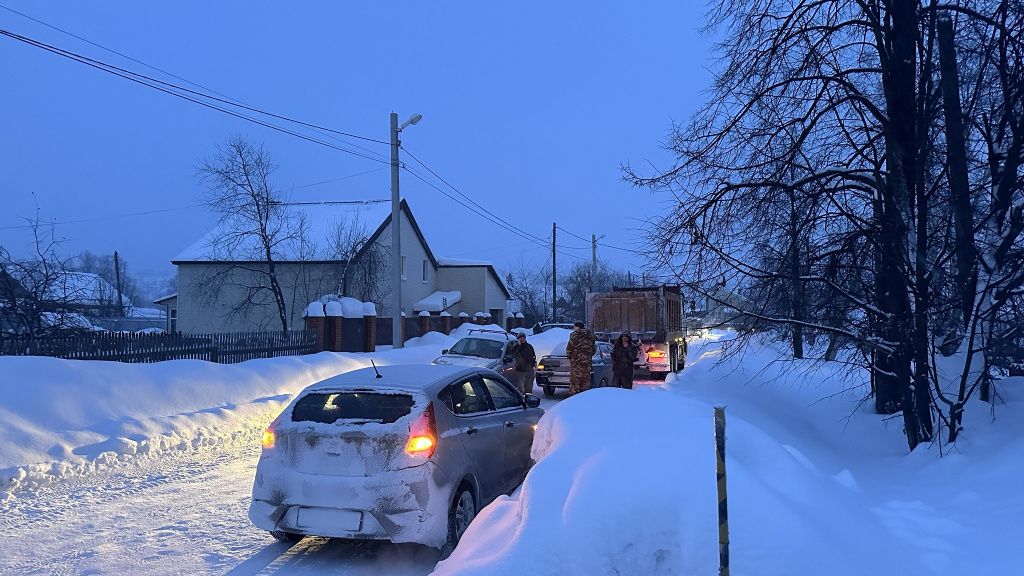 Краснотурьинцы, попавшие в ДТП, воздержались от комментариев. Фото: Мария Шевнина, «Вечерний Краснотурьинск» Краснотурьинцы, попавшие в ДТП, воздержались от комментариев. Фото: Мария Шевнина, «Вечерний Краснотурьинск»