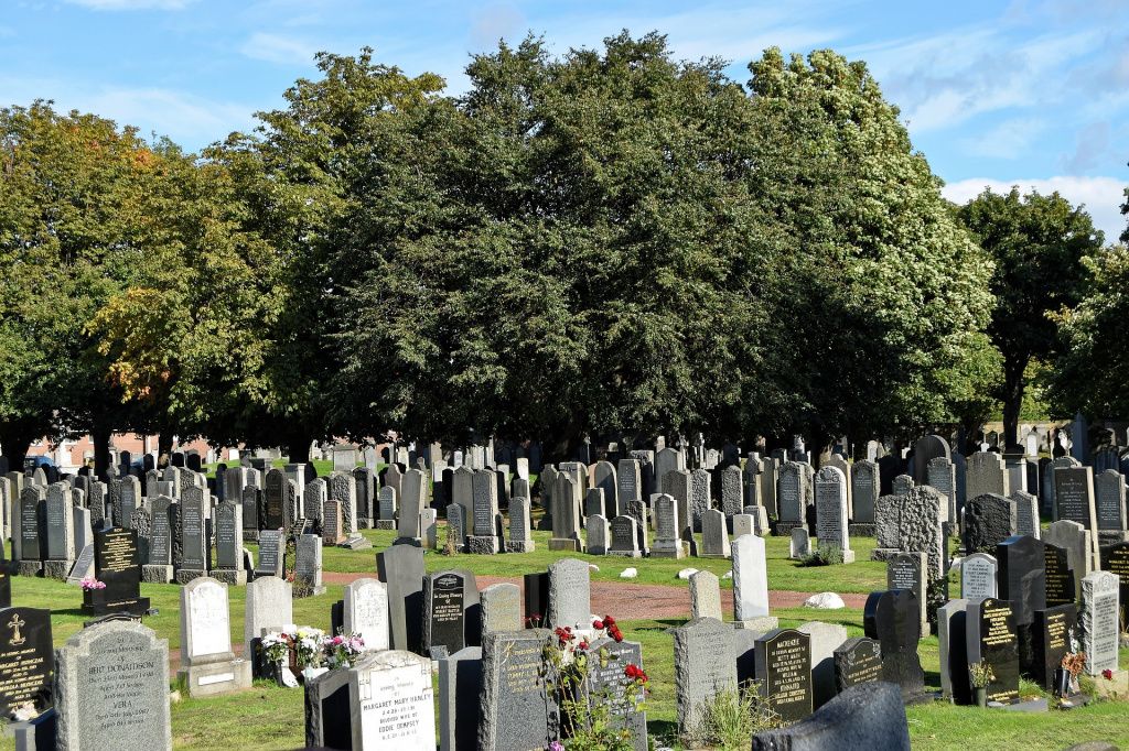 Католические храмы редко ориентируют по сторонам света. Так и с могилами на кладбище. Фото с сайта www.pixabay.com