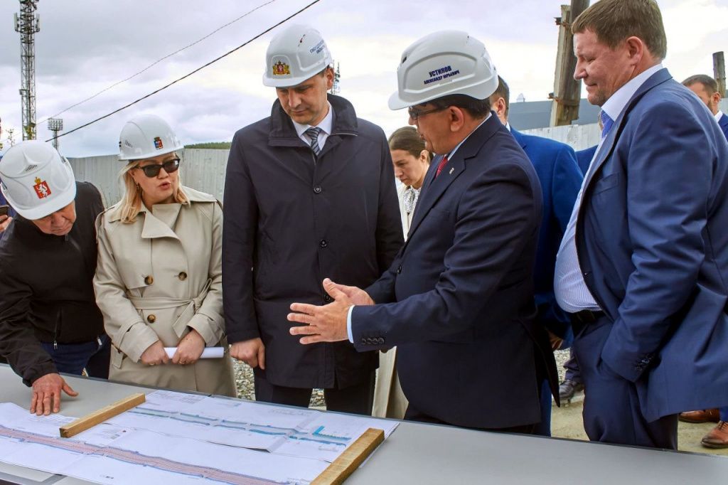 Александр Устинов презентовал Денису Паслеру план реконструкции улицы Чкалова. Фото: Вадим Аминов, «Вечерний Краснотурьинск»