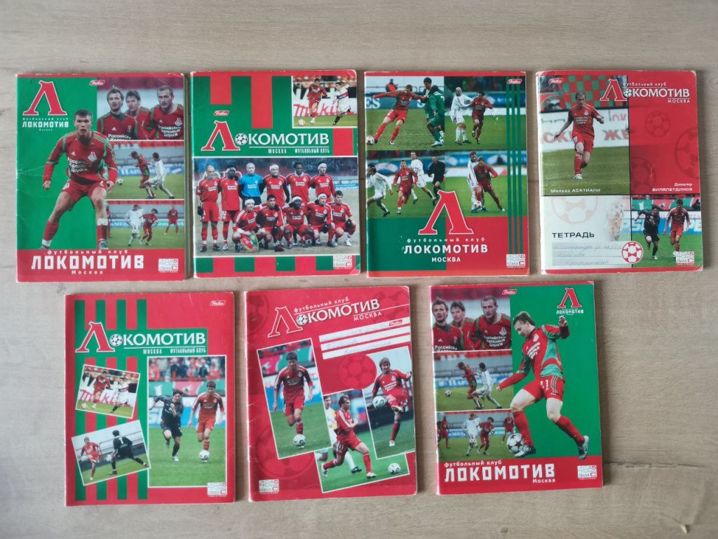 Тетради, посвященные футбольному клубу "Локомотив". Фото: Константин Бобылев, "Глобус" Тетради, посвященные футбольному клубу "Локомотив". Фото: Константин Бобылев, "Глобус"