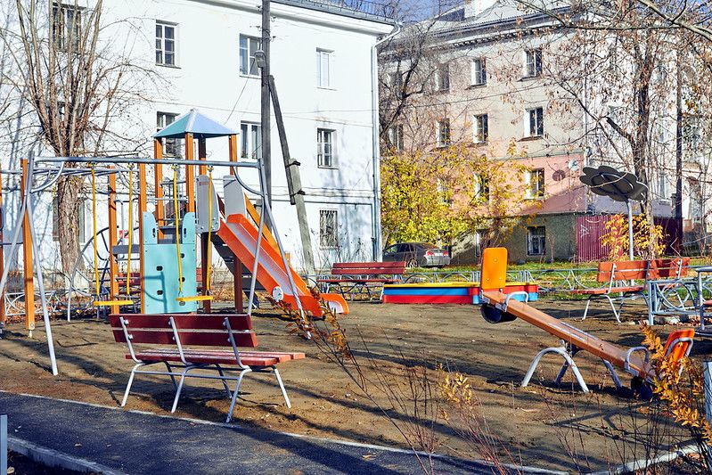 Новая детская площадка на «Топольке» ограждена новыми заборчиками. Фото: Вадим Аминов, «Вечерний Краснотурьинск»