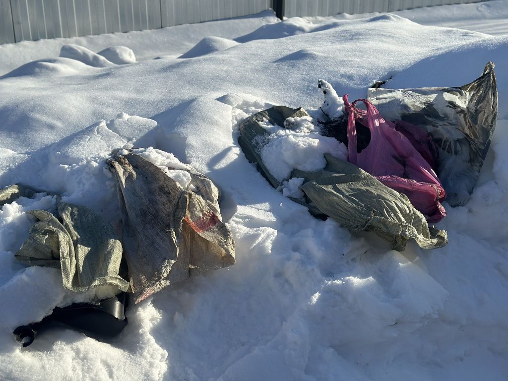 «Даже не знаю, где хоронить теперь. Зима, земля мерзлая», — плачет Светлана Дрягина. Фото: Мария Шевнина, «Вечерний Краснотурьинск»