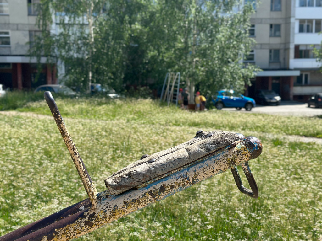 Местная детвора говорит, что качаться на таких качелях неудобно: мешает заклепка, выступающая из сиденья. На других качелях одного сиденья вообще нет. Фото: Мария Шевнина, «Вечерний Краснотурьинск»