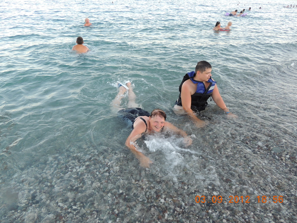 В 2012-м Сычевы выбрались на море – дочери покупали путевку в Турцию. Тогда Андрею удалось окунуться в прибрежные волны. Фото предоставлено Галиной Сычевой