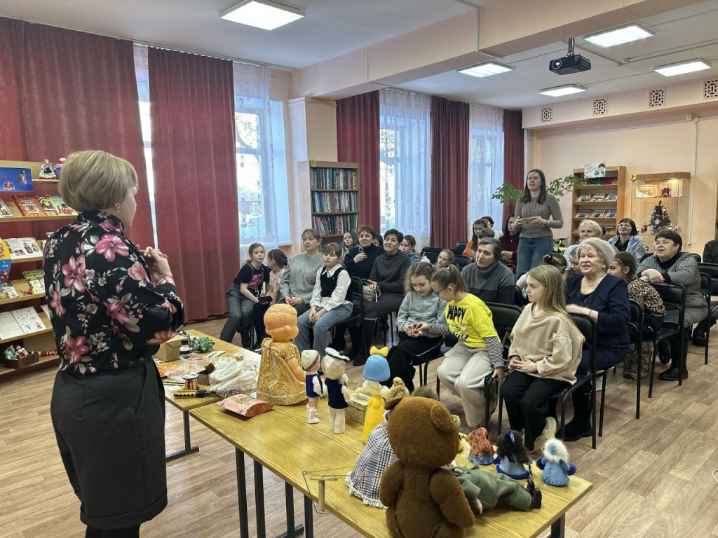 Коллекционер и мастер Наталья Куткина выступила перед краснотурьинцами. Фото: Мария Шевнина, "Вечерний Краснотурьинск" Коллекционер и мастер Наталья Куткина выступила перед краснотурьинцами. Фото: Мария Шевнина, "Вечерний Краснотурьинск"