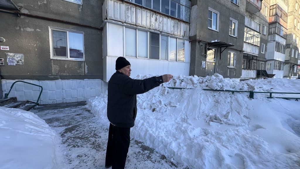 Василий утверждает, что всех жильцов заранее оповестили о проведении уборки во дворе и просили убрать авто. Фото: Мария Шевнина, «Вечерний Краснотурьинск»