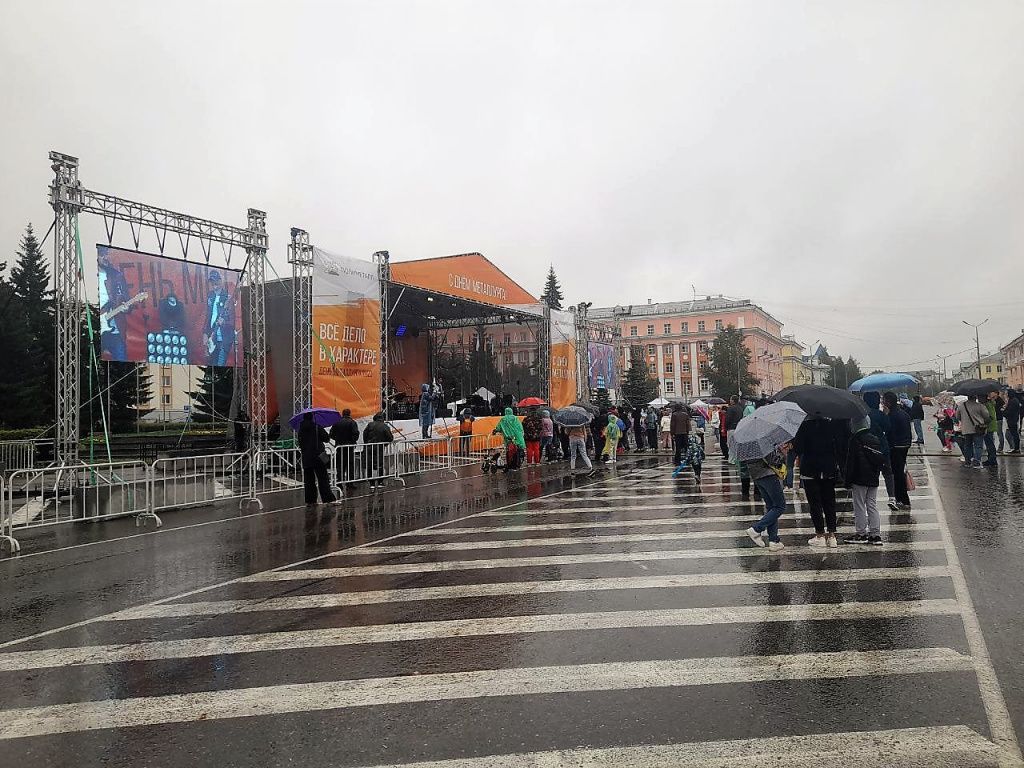 Нудный дождик, шедший весь день, не испортил металлургам профессиональный праздник. Фото: Андрей Клейменов, "Вечерний Краснотурьинск"