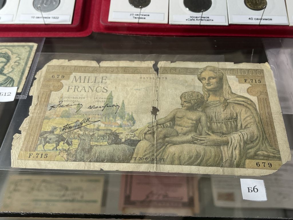 Банкнота в 1000 франков 20-х годов прошлого века. Фото: Анна Куприянова, "Глобус"