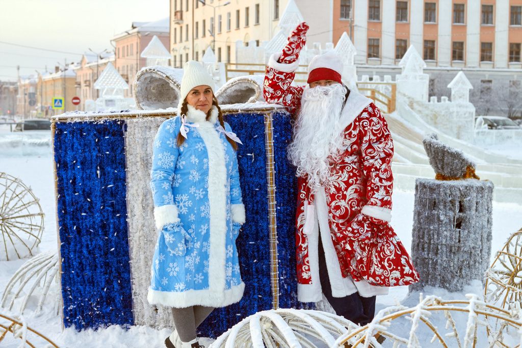 Дед Мороз и Снегурочка желают краснотурьинцам хорошего нового года. Фото: Вадим Аминов, "Вечерний Краснотурьинск"