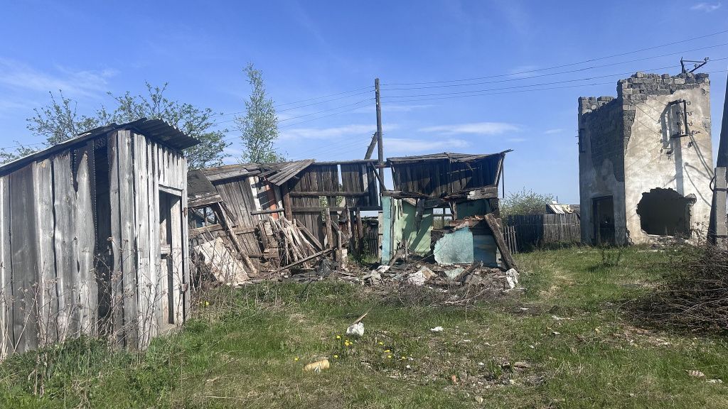 Остались ветхие сараи и уличный туалет, рядом с установленной контейнерной площадкой выросла свалка. Фото: Мария Шевнина, "Вечерний Краснотурьинск" Остались ветхие сараи и уличный туалет, рядом с установленной контейнерной площадкой выросла свалка. Фото: Мария Шевнина, "Вечерний Краснотурьинск"