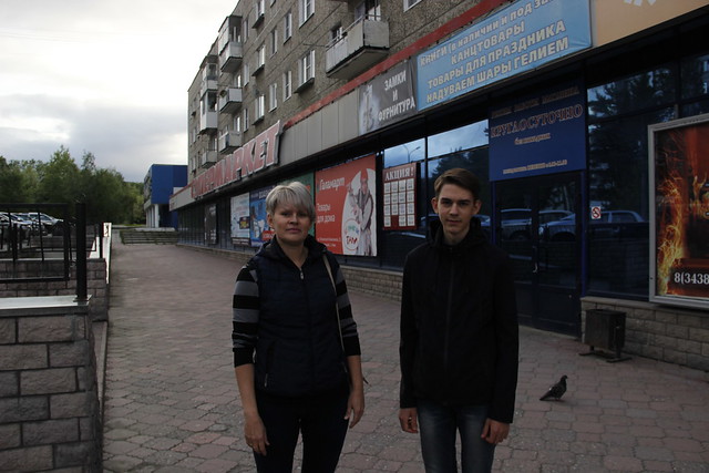 Виктория со своим сыном Даниилом: они начали подготовку к новому учебному году еще в конце прошлого. Фото: Дмитрий Грищук