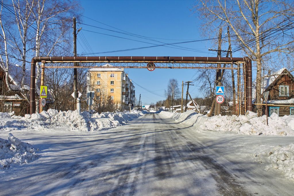 Сугробы у дома пенсионерки: «Водителям не видно пешеходов, а весной затопит». Фото: Вадим Аминов, «Вечерний Краснотурьинск»