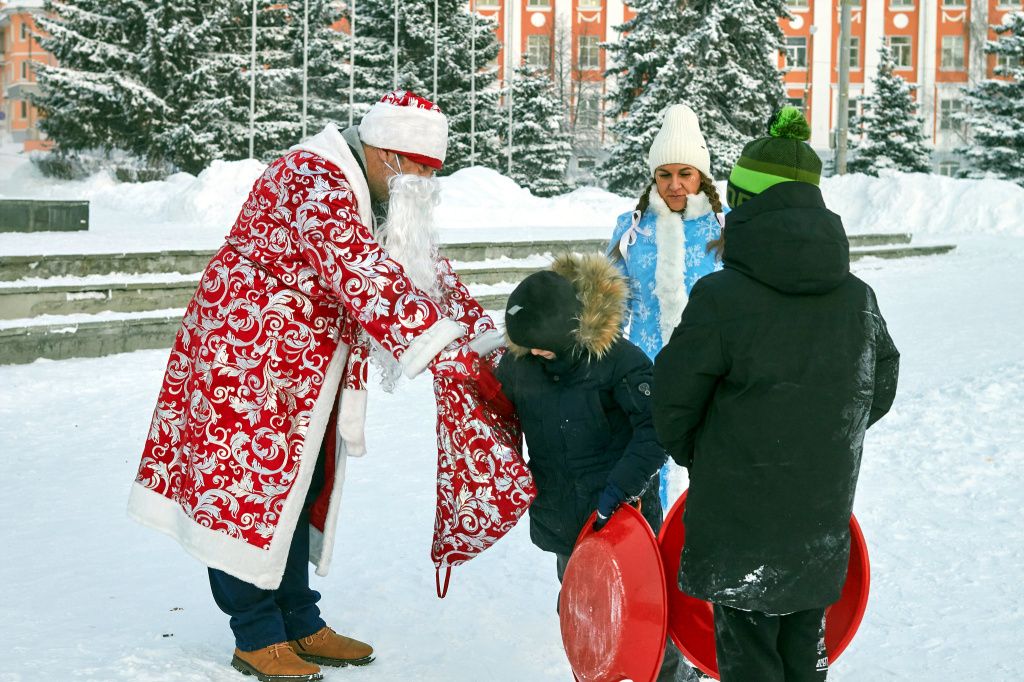Мешок Деда Мороза был полон подарков. Фото: Вадим Аминов, "Вечерний Краснотурьинск"