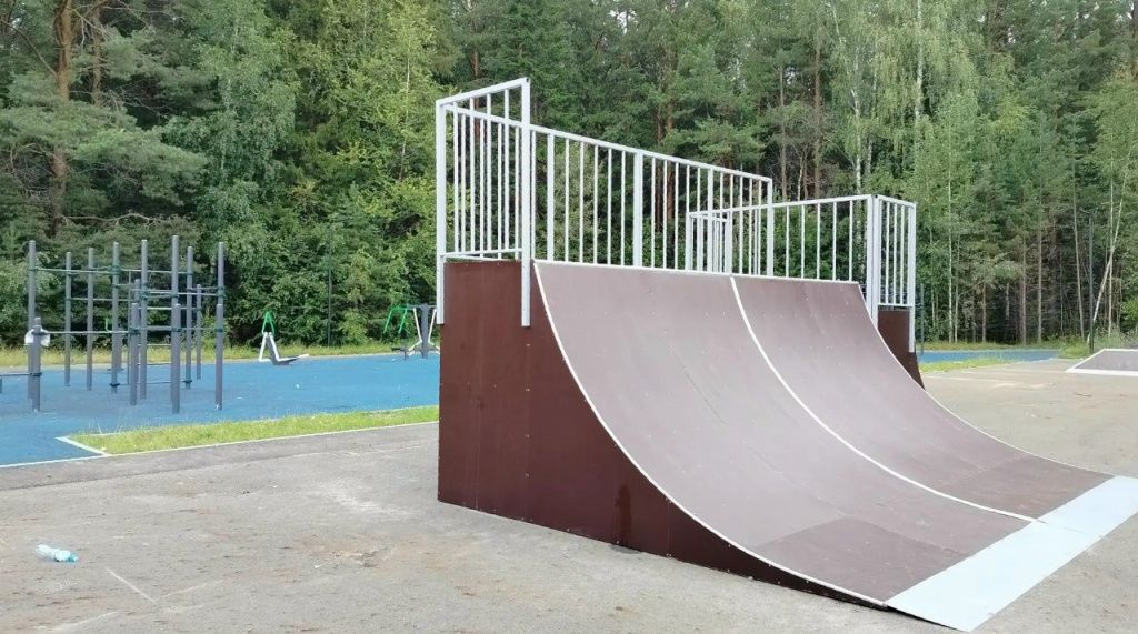 Парк горняков в Медной Шахте: скейт-парк и детская площадка. Фото: канал Дениса Паслера в мессенджере «Мах»