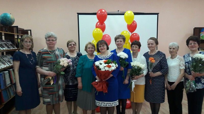 Елена Токмакова с коллегами-библиотекарями. Фото: личный архив