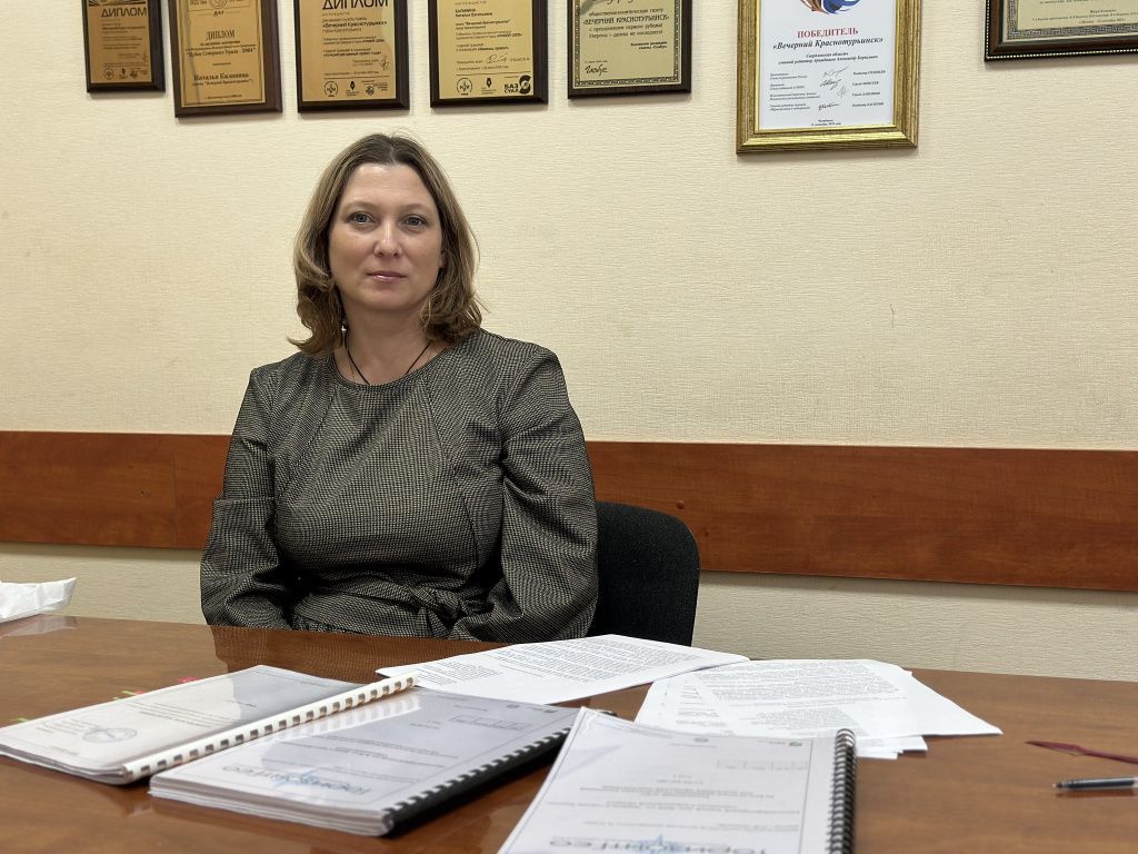 Наталия Кузьмина: «Из-за стройки могут быть нарушены грунтовые воды, под удар попадает наш дом, 96-й и 102-й, а также частный сектор». Фото: Мария Шевнина, «Вечерний Краснотурьинск»