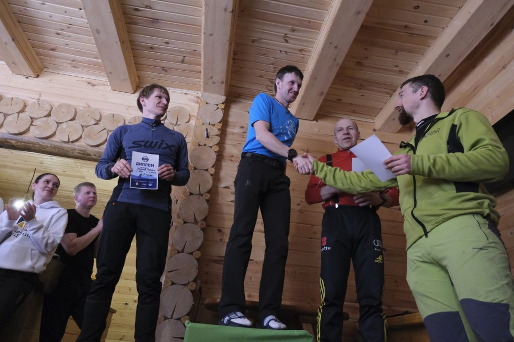 Евгений Бренинг (в центре) на награждении победителей лыжного марафона. Фото: Станислав Кузнецов