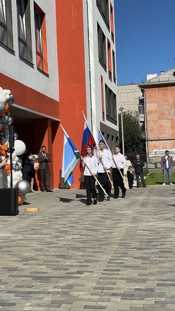 Поднятие флагов. Фото: Мария Шевнина, «Вечерний Краснотурьинск» 