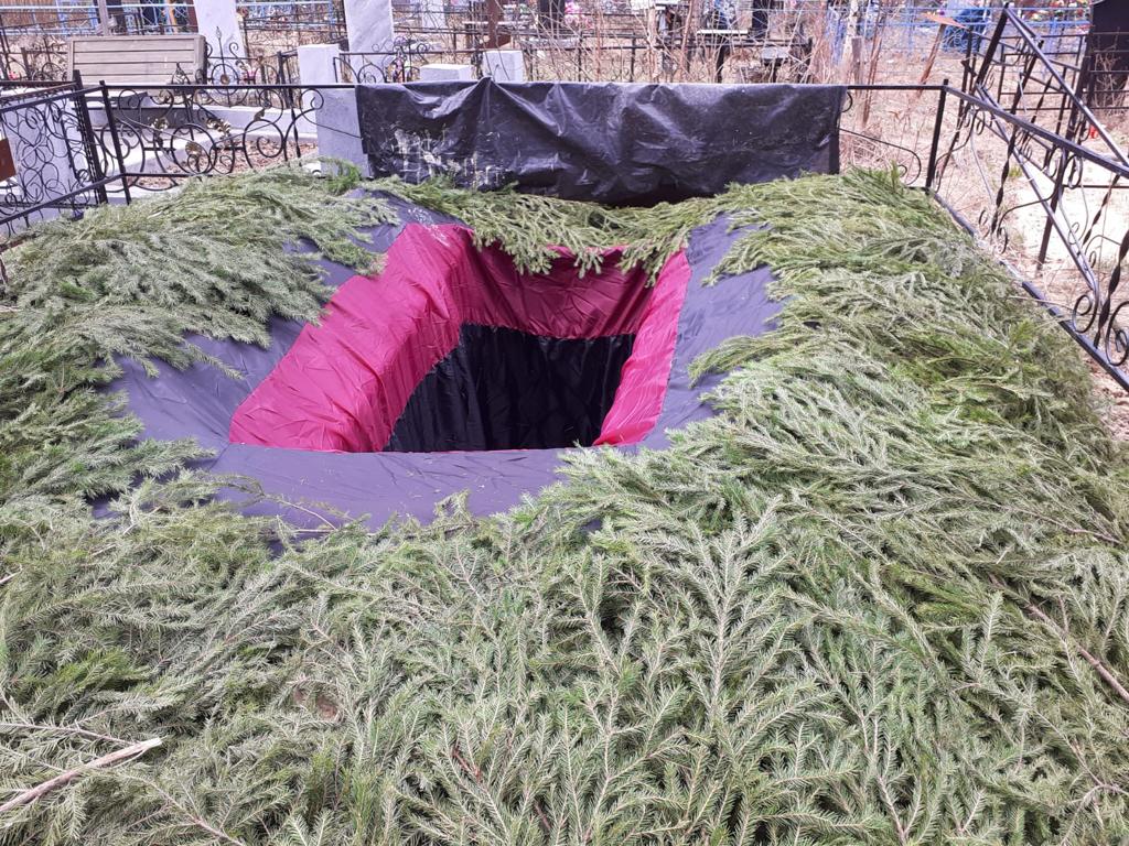 При проведении похорон военнослужащих, компания «Обряд» драпирует могилу красно-черной тканью и облагораживает еловым лапником. Фото предоставлено компанией «Обряд»