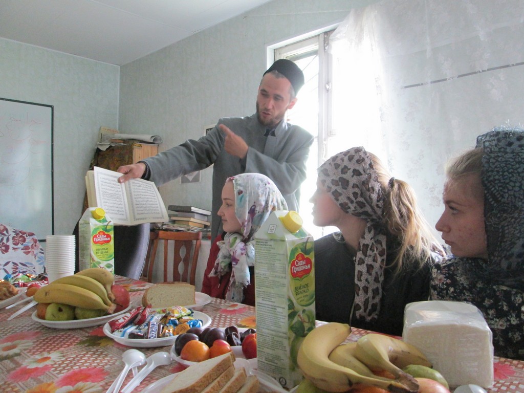 Ильдус хазрат Динисович показывает студентам текст священного писания. Фото: Елена Нецветаева