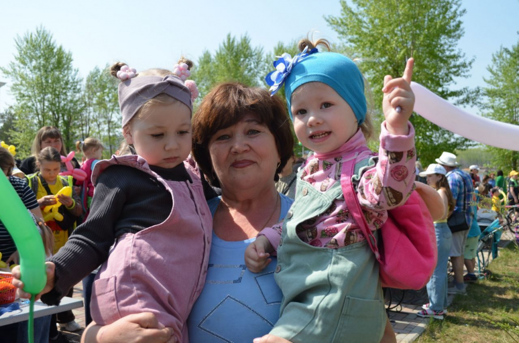 Светлана Дедикова пришла на праздник с внучками Маргаритой и Аней. Фото: Екатерина Исакова, “Вечерний Краснотурьинск”