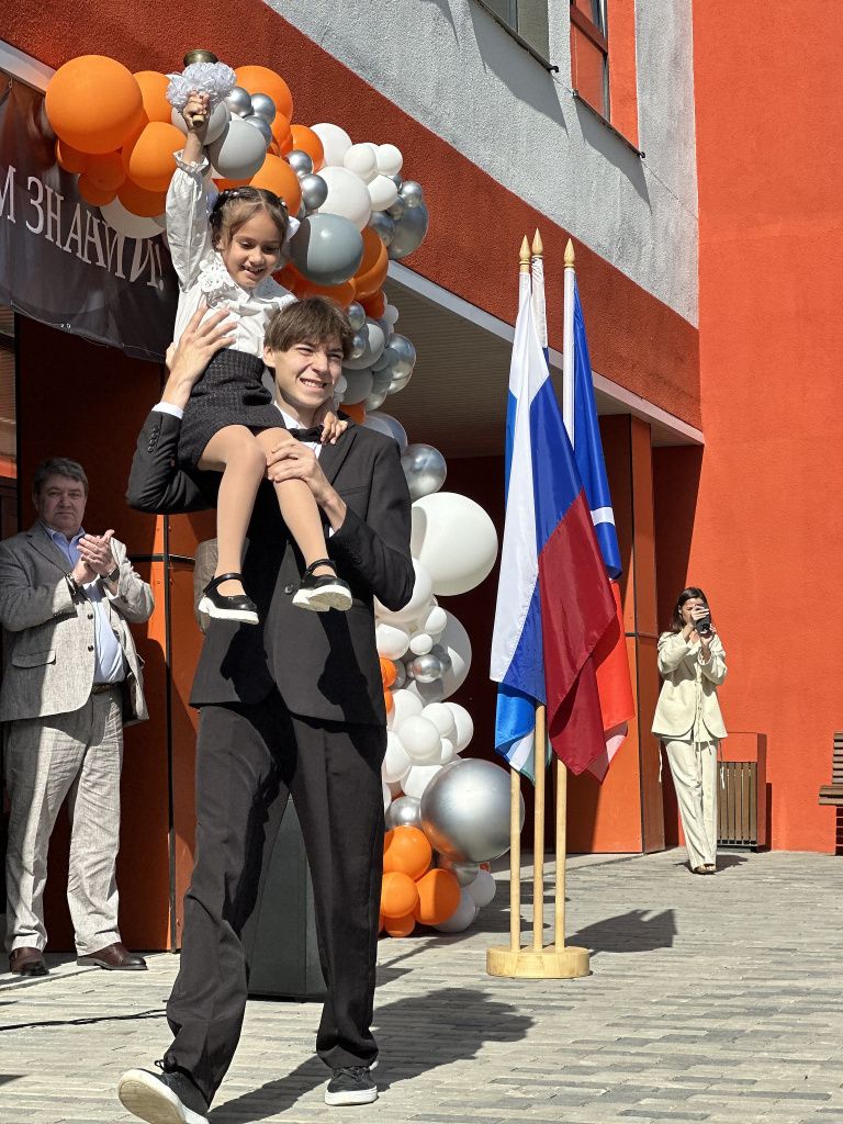 После звонка школьники отправились на уроки в здание новой современной школы. Фото: Мария Шевнина, «Вечерний Краснотурьинск». 