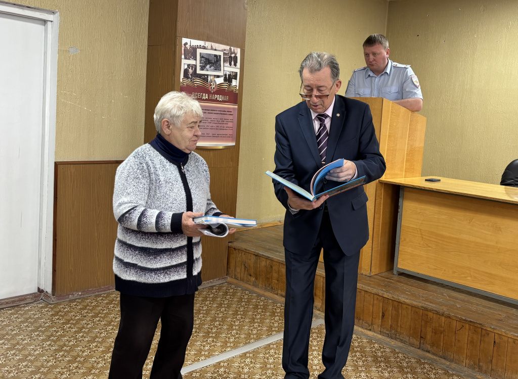 Владимир Красильников передал в дар музею полиции свою книгу «Великая Победа». Фото: МО МВД России «Краснотурьинский»