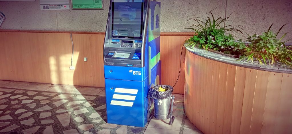 Банкомат ВТБ на железнодорожном вокзале. Читатели сообщают, что там тоже есть комиссия для пользователей других банков. Фото: Вадим Аминов, «Вечерний Краснотурьинск»