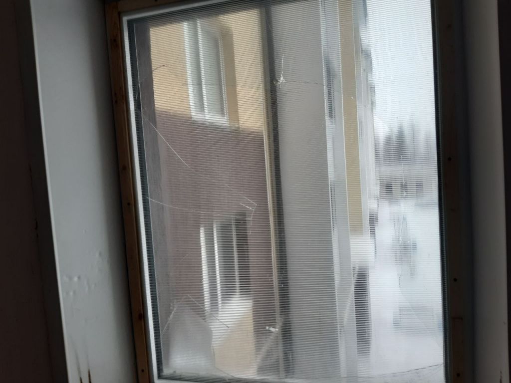 В одном из подъездов уже выбили окно. Фото: Михаил Бобков, "Вечерний Краснотурьинск"