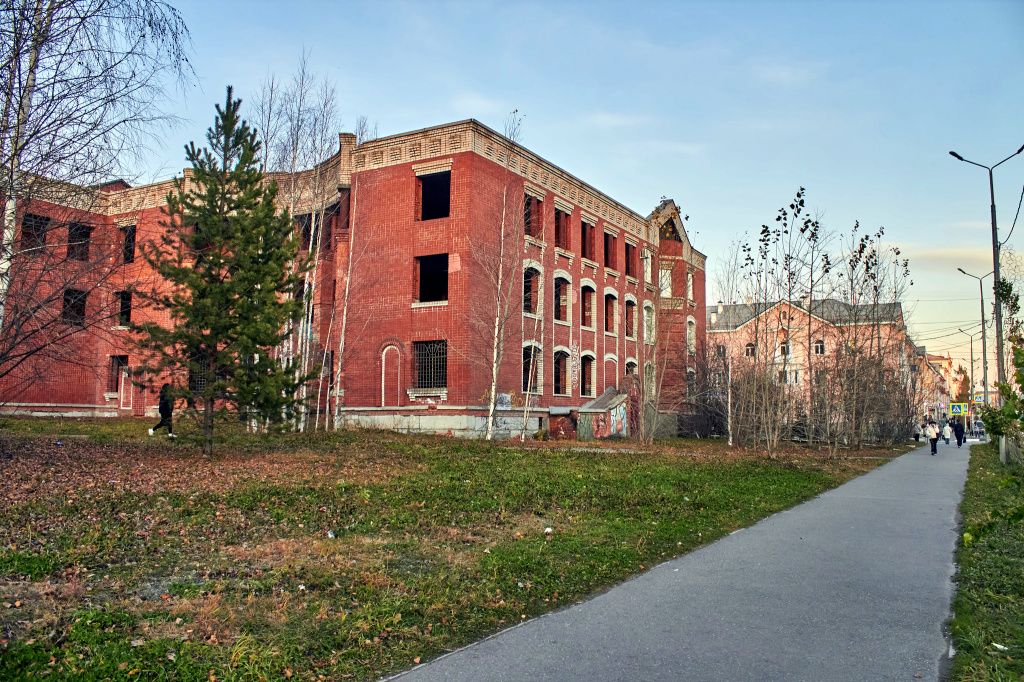 Недострой на улице Ленина. Фото: Вадим Аминов, «Вечерний Краснотурьинск»
