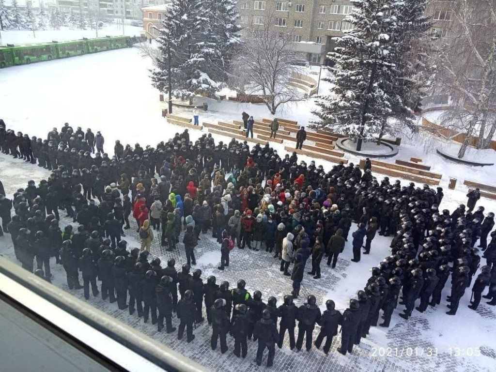 В Красноярске полицейские выстроились в "загон", окружив протестующих и явно превосходя их по количеству. Фото: Znak.com
