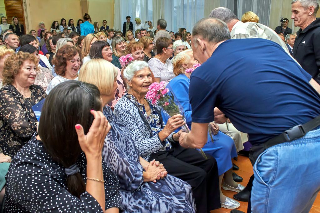 Ветераны получили цветы. Фото: Вадим Аминов, «Вечерний Краснотурьинск»