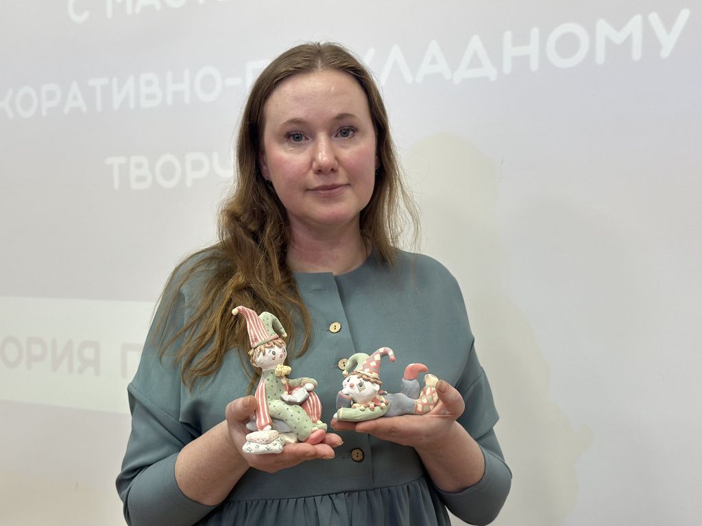 В четверг, 5 марта, в 16:00 в центральной детской библиотеке Краснотурьинска прошла творческая встреча с мастером декоративно-прикладного творчества Викторией Приходько. На ней гости узнали о начале творческого пути Виктории и посмотрели на выставку керамических изделий мастера.Виктория Викторовна – выпускница Санкт-Петербургской государственной художественно-промышленной академии им. А.Л. Штиглица по специальности «Художественный текстиль». Она работает преподавателем в детской художественной школе и руководит студией керамики «Алиса», где создает сувенирные изделия и проводит мастер-классы, отмечает библиотека.Виктория Приходько убеждена: студенческие годы в культурной столице страны во многом повлияли на ее мировоззрение и творческий стиль. Женщина показала гостям архивные фотографии юности и призналась, что Петербург до сих пор ее тянет. Она часто ездит туда со своими студентами, а иногда и одна.«Хожу по улицам, встречаюсь с друзьями. Питер невозможно не любить! Но я мама, а с детьми действительно, на мой взгляд, лучше в маленьком городе», — говорит Виктория.Также во время встречи мастер рассказала о керамике, видах изделий, затронула несколько техник. Гости узнали о ручной лепке и работе на гончарном круге.Виктория Викторовна признается: "Работая с глиной, чувствуешь энергию земли".Одним из самых популярных изделий приглашенная мастер назвала "кружку-кривушку". Женщина уточнила, что "кривушки" делают на гончарном круге и сначала это обычные ровные изделия. Уже позднее, с помощью ручной обработки глиняной работе добавляют вмятины и неровности.В библиотеке организована выставка работ Виктории Приходько. Среди них есть колокольчики, фигурки, блюдца и панно. Сама мастерица отмечает, что больше всего любит создавать панно и планирует увековечить картины своей мамы, переведя их на керамику и покрыв глазурью.«Очень нравятся мамины работы, собираюсь их увековечить. Это очень деликатная техника! На раскатанный пласт глины иголочкой переводится контур рисунка. На следующем этапе наносится ангоб, это такая жидкая глина с цветным пигментом. На завершающем этапе перед обжигом наносится глазурь. Это как такое стеклышко, после обжига изделие с ней гладкое и блестящее», — объяснила Виктория Викторовна.Предлагаем посмотреть фотогалерею со встречи.