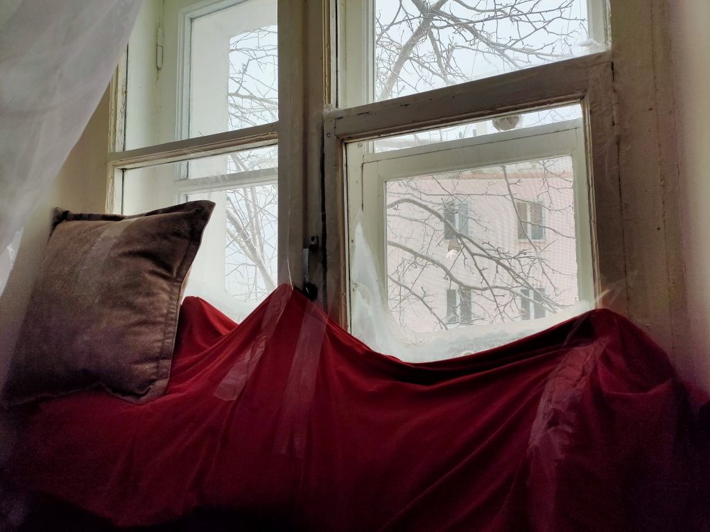 В кухне стоит окно старое деревянное. Его Ольга Николаевна утеплила одеялами и теплыми вещами. Фото: Алеся Копылова, "Вечерний Краснотурьинск". 