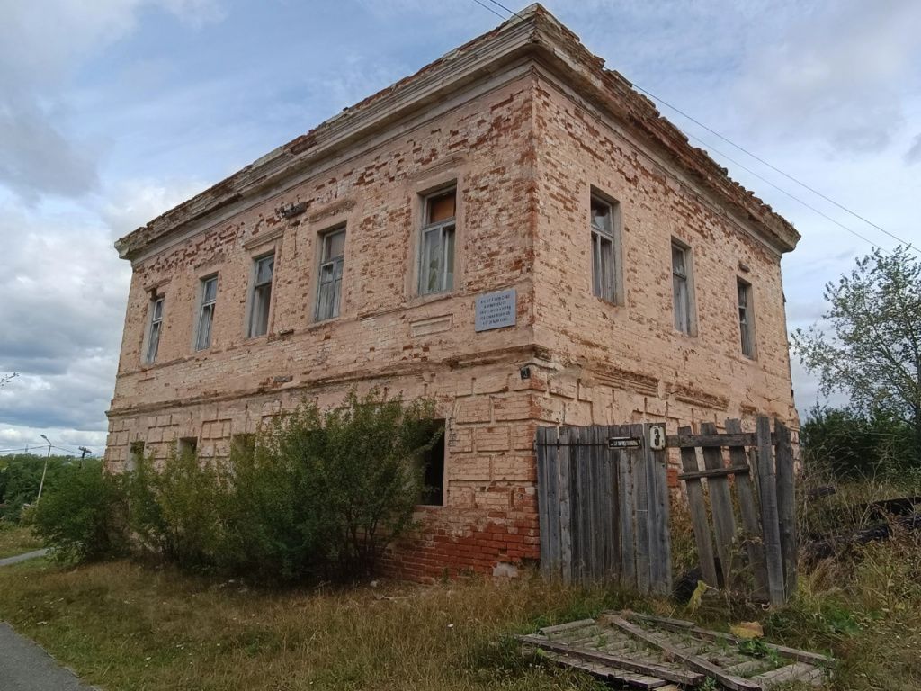 Старый дом встречает зияющими оконными проемами. Фото: Глеб Габбазов