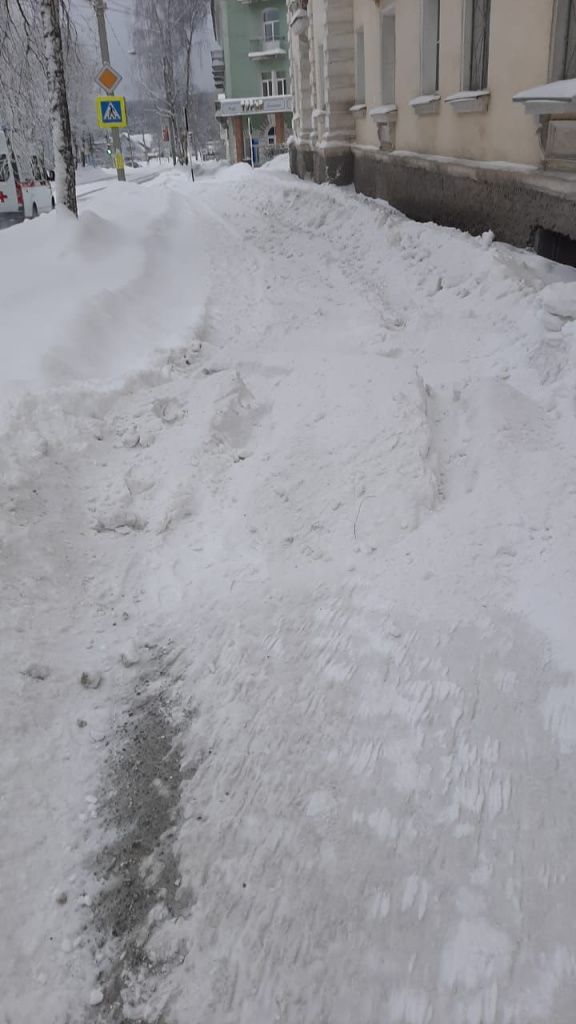 Некоторые тротуары в понедельник, 25 января, выглядели так. Фото: предоставлено подписчиками "Вечернего Краснотурьинска".