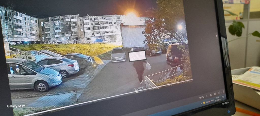 С осени мешки с мусором у подъезда выбрасывали несколько раз. Фото: Андрей Клейменов, «Вечерний Краснотурьинск»