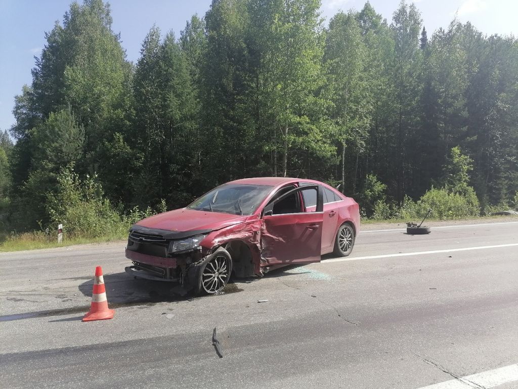 Автомобиль "Шевроле" получил механические повреждения. Фото: ГИБДД Серова Автомобиль "Шевроле" получил механические повреждения. Фото: ГИБДД Серова