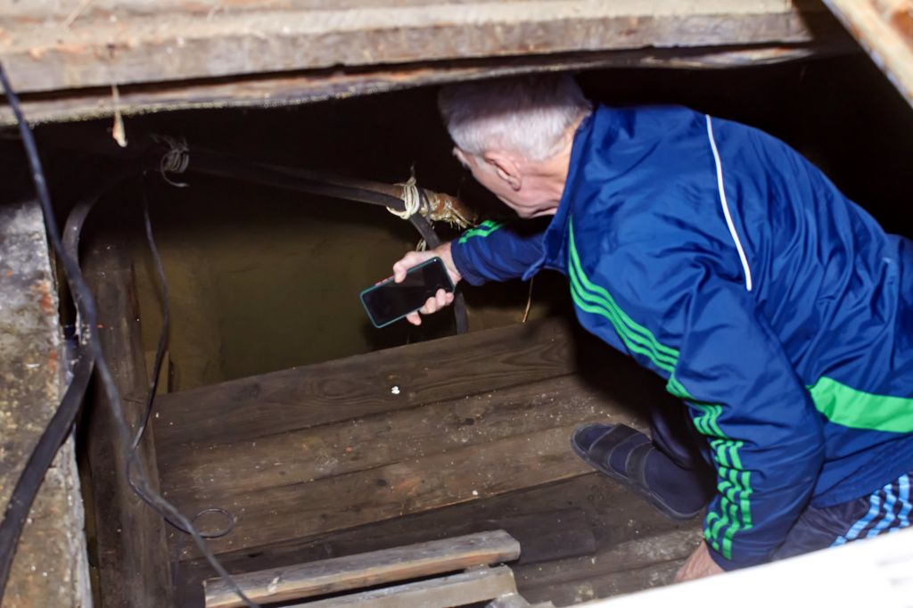 Раньше там все было сделано под хранение картошки. Теперь там только вода. Фото: Вадим Аминов, «Вечерний Краснотурьинск» 
