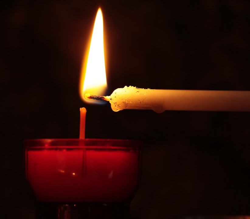 Дорогие мамы и папы, даже если вы не найдете в себе сил, чтобы прийти 8 декабря и обняться, зажгите этим вечером свечу на окне. Фото: pixabay.com
