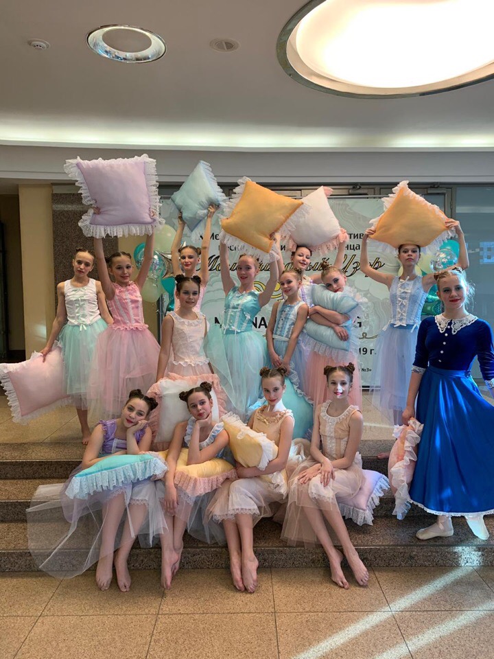 Девочки из коллектива "Венец" очень радостно отнеслись к победе в конкурсе. Для них это было большой неожиданностью. Фото предоставлено Юлией Киселевой. 