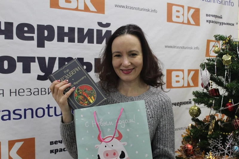 Мини-библиотечка из 12 книг очень понравилась Надежде. Часть из них она давно хотела себе в личную коллекцию. Фото: Анастасия Сафронова, «Вечерний Краснотурьинск»