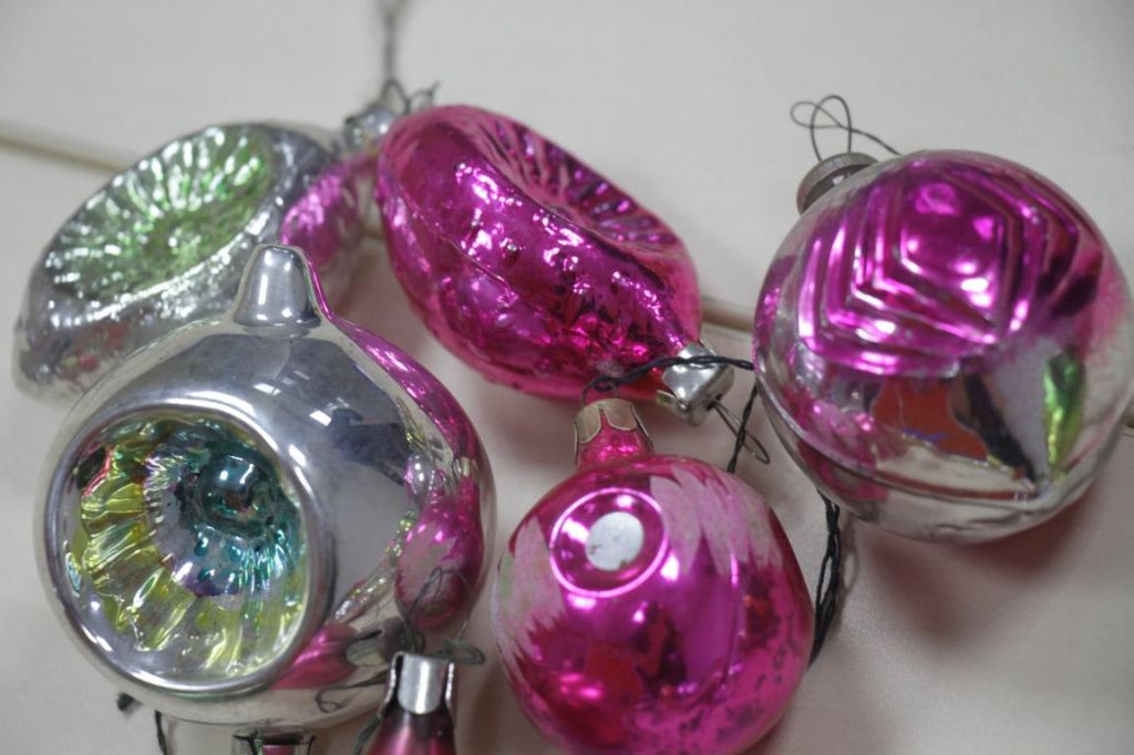 О таких игрушках Игорь Фомичев говорит, что они выполнены в стиле "фентези" и напоминают ему космические фильмы. Фото: Константин Бобылев, "Глобус"