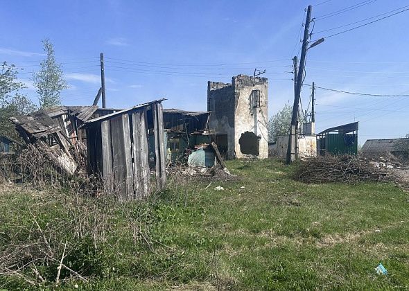 "Ветер дунет — все искрит!" Житель Рудничного третий год просит расчистить пожароопасный пустырь
