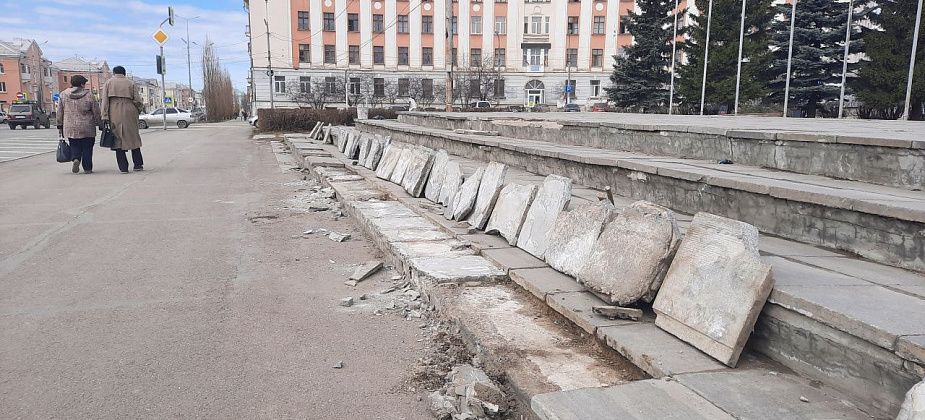 На площади Краснотурьинска меняют плиты
