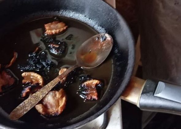 Горожанин забыл про еду, которую готовил на огне, и переполошил соседей