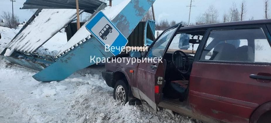 На 38-летнего горожанина рухнула крыша остановки. В нее влетел ВАЗ