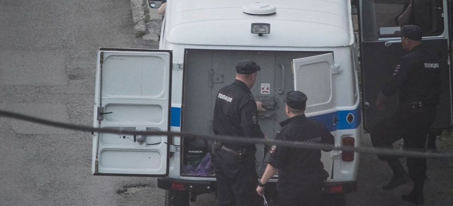 Экс-практикантка полиции и бункеровщик попались с килограммом наркотиков
